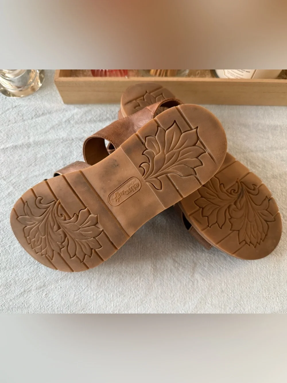 Euro Soft by sofft Women’s Brown Leather Crisscross Sandals with Buckle